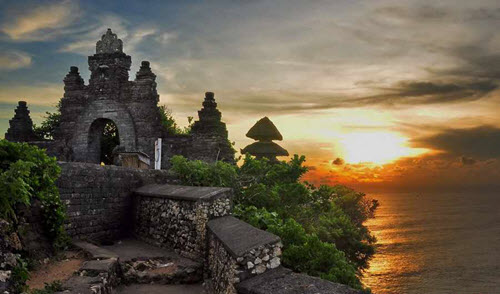 معبد اولوواتو بالی اندونزی