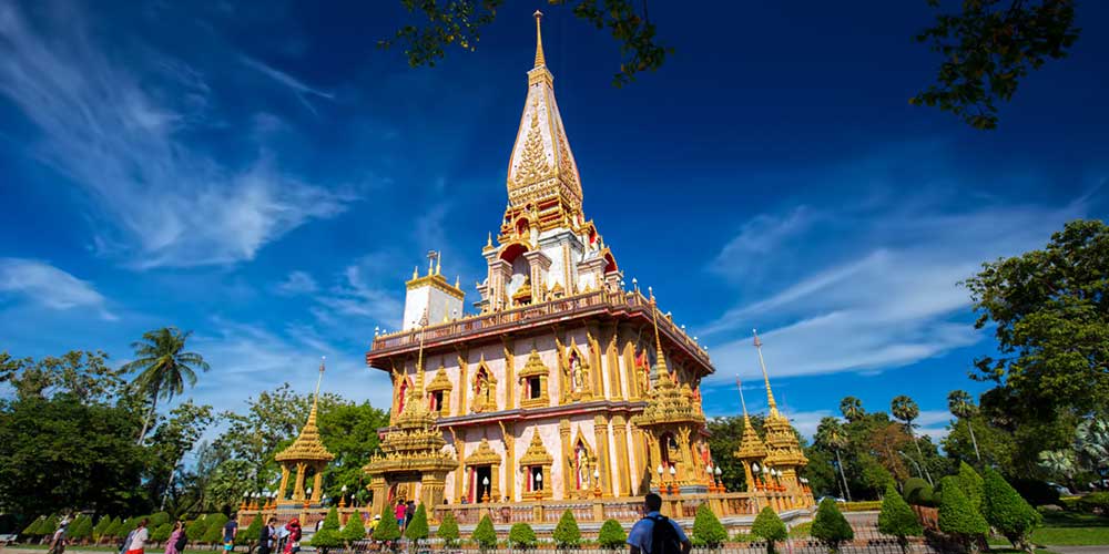 وات چالونگ یک معبد تایلندی در پوکت است