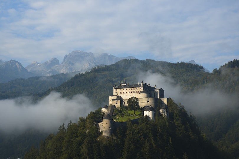 قلعه قرون وسطایی هوهنورفن بر روی محصور علفی پوشیده از مشرف به دره Salzachtal قرار دارد