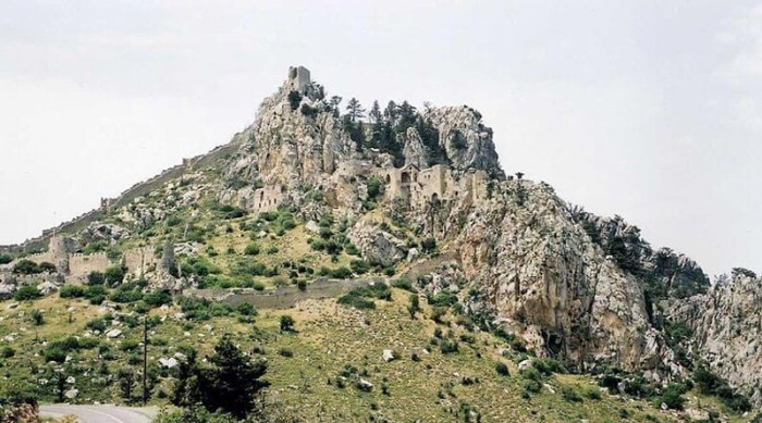 قلعه سنت هیلاریون - نمای کوهستانی قلعه سنت هیلاریون