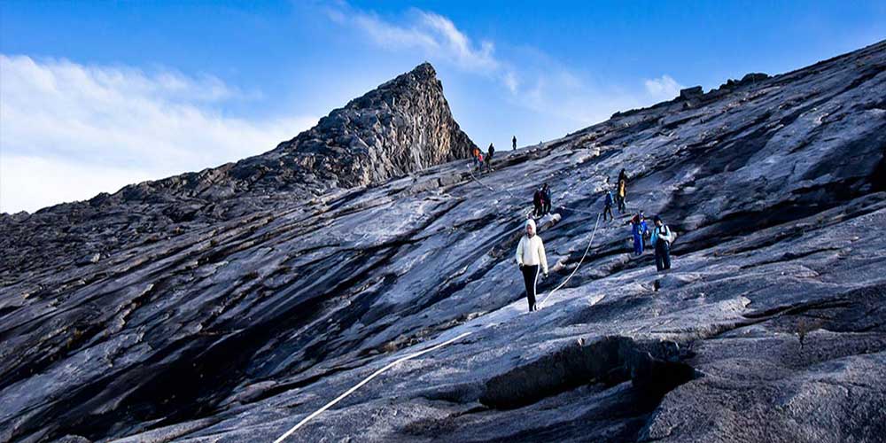 راهنمای صعود از کوه کینابالو در مالزی