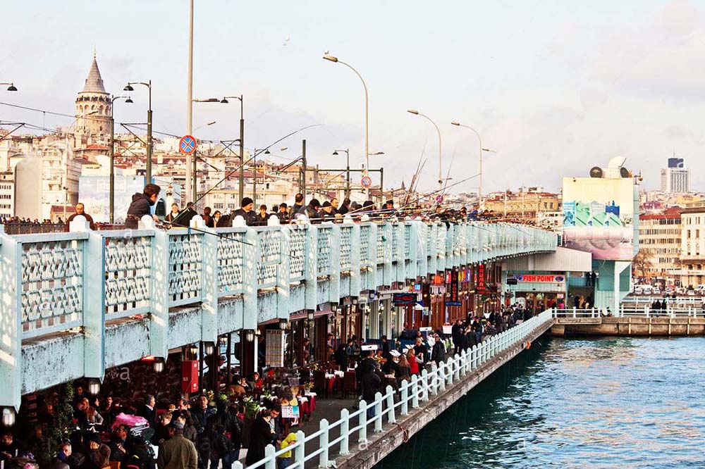 ماهیگیری بر روی پل گالاتا استانبول