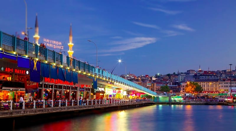 ماهیگیری بر روی پل گالاتا استانبول